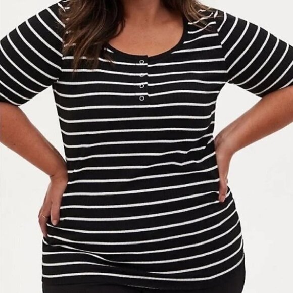 Torrid Black & White Ribbed Snap Henley Short Sleeve Tee 1 - Picture 1 of 5